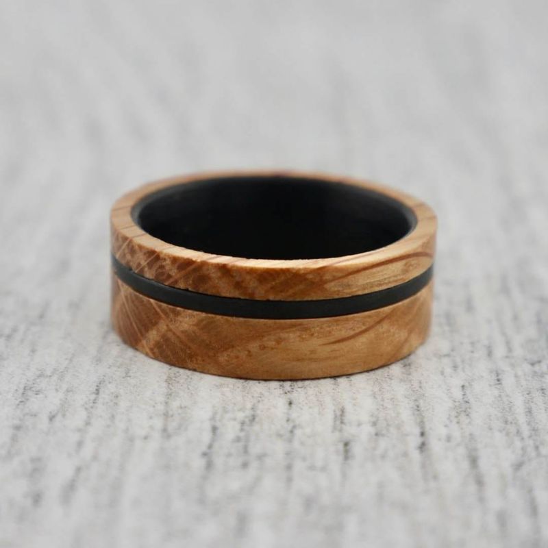 Bague en tungstène et bois de whisky