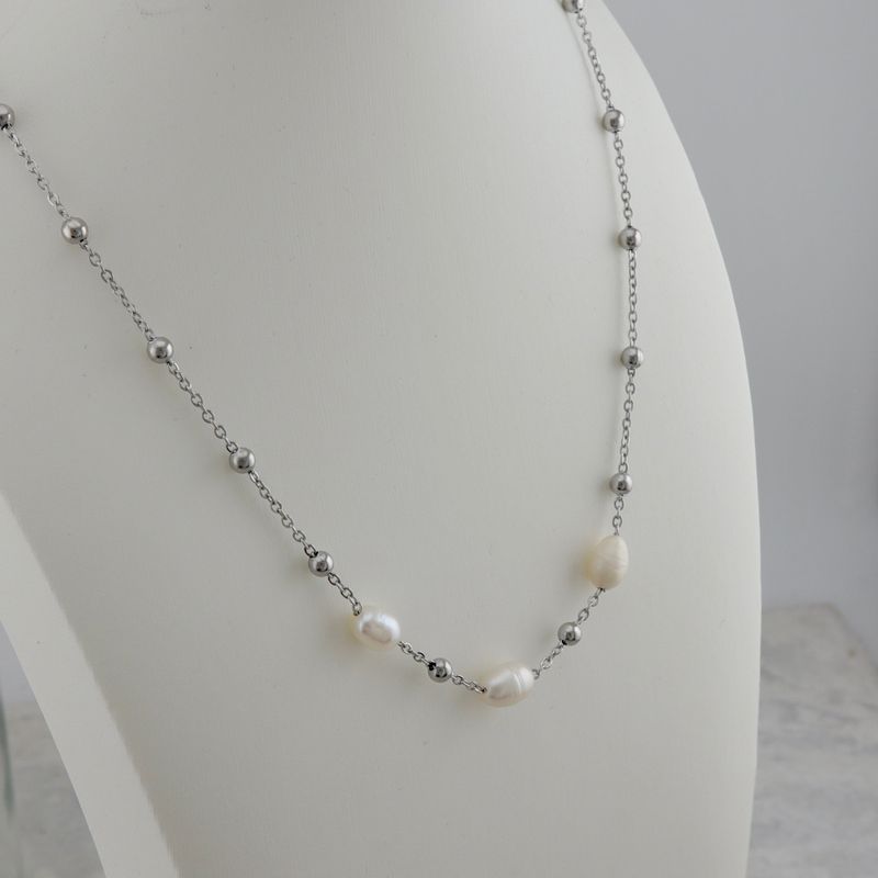 Collier en acier et perles baroques