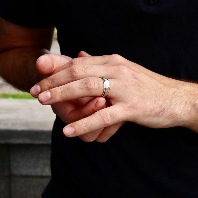 Bague martelée en or 10K