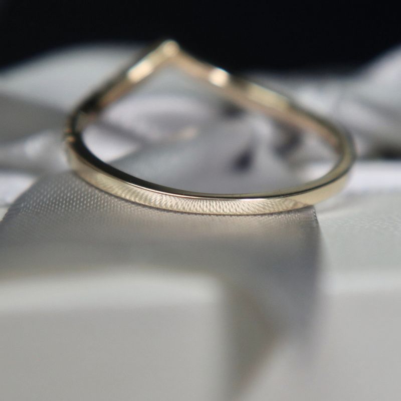 Bague V en or 10K et moissanites