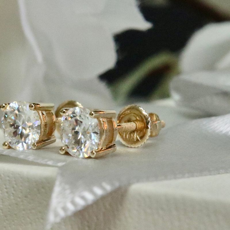 Boucles d'oreilles Classiques en or jaune ou blanc 10K et moissanites