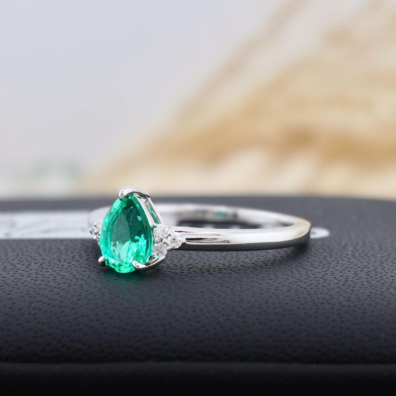 Bague Cluster diamants et émeraude poire