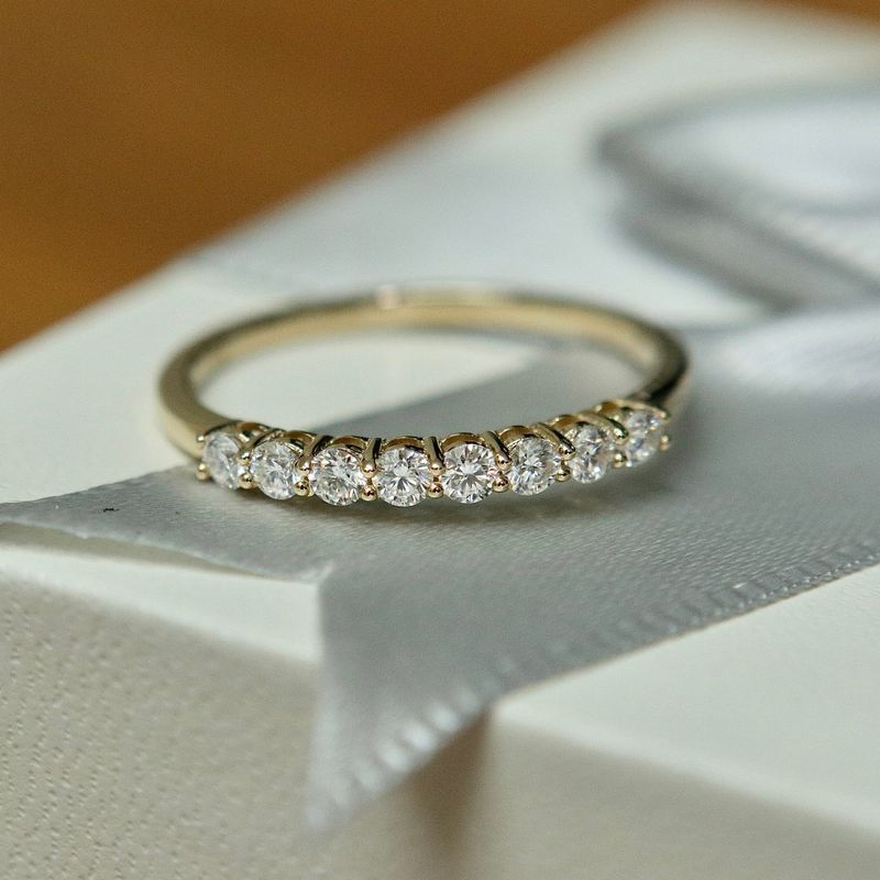 Bague semi-éternité à 8 moissanites en or 10K