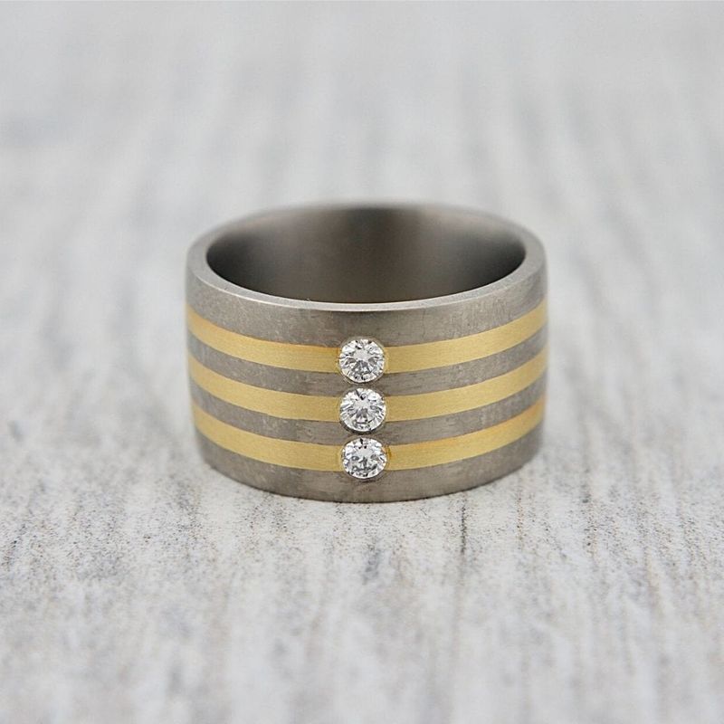 Bague en or vert 20K, titane et diamants