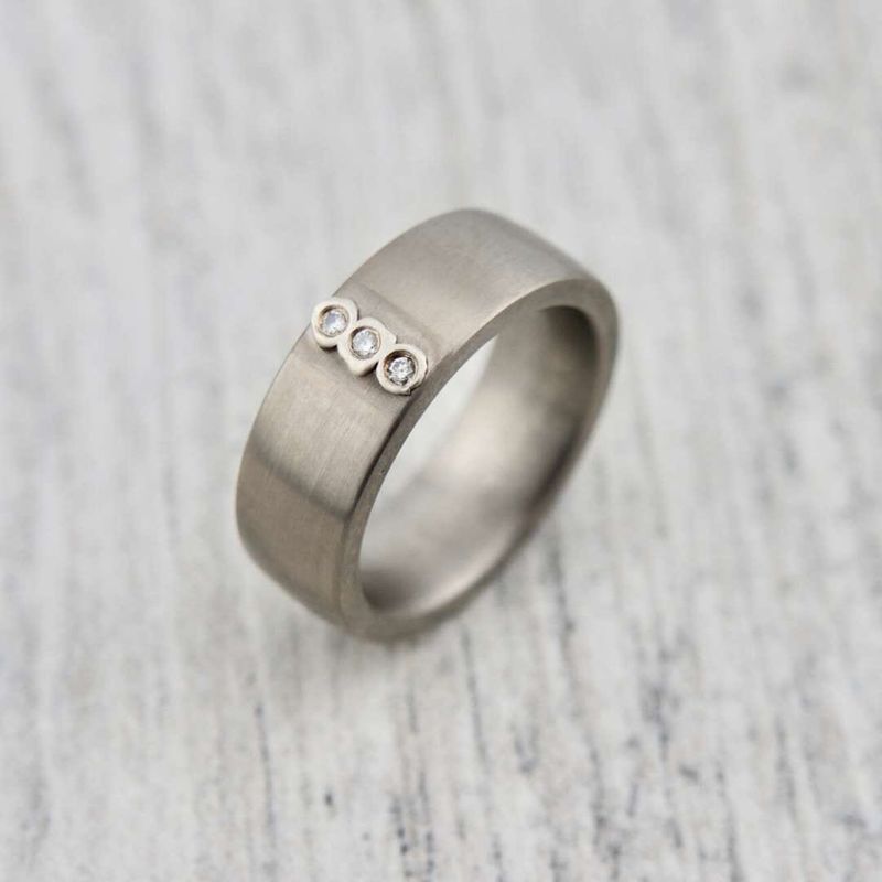 Bague en argent, titane et diamants