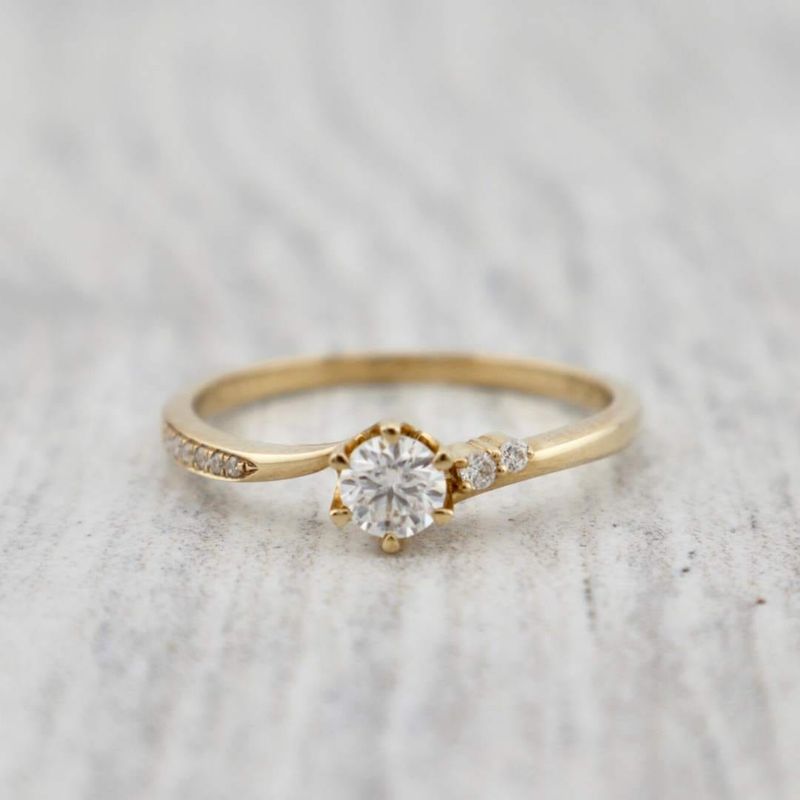 Bague solitaire en or 10K et moissanites