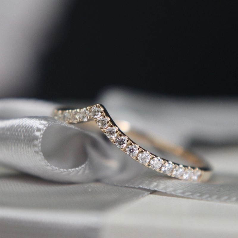 Bague V en or 10K et moissanites