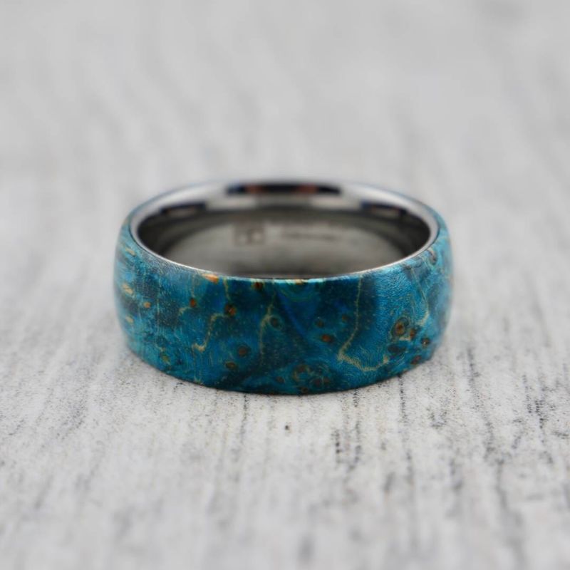 Bague en tungstène et bois d'érable infusé bleu