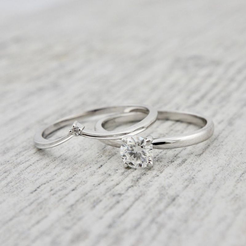 Bague V en or 10K et moissanite
