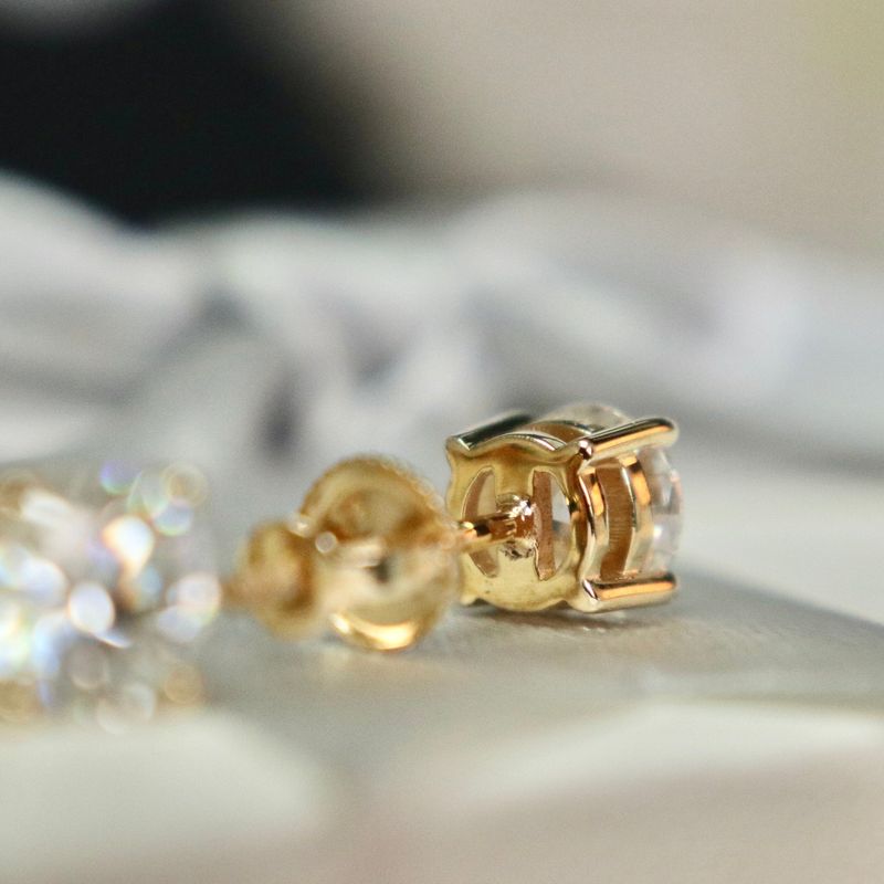 Boucles d'oreilles Classiques en or jaune ou blanc 10K et moissanites