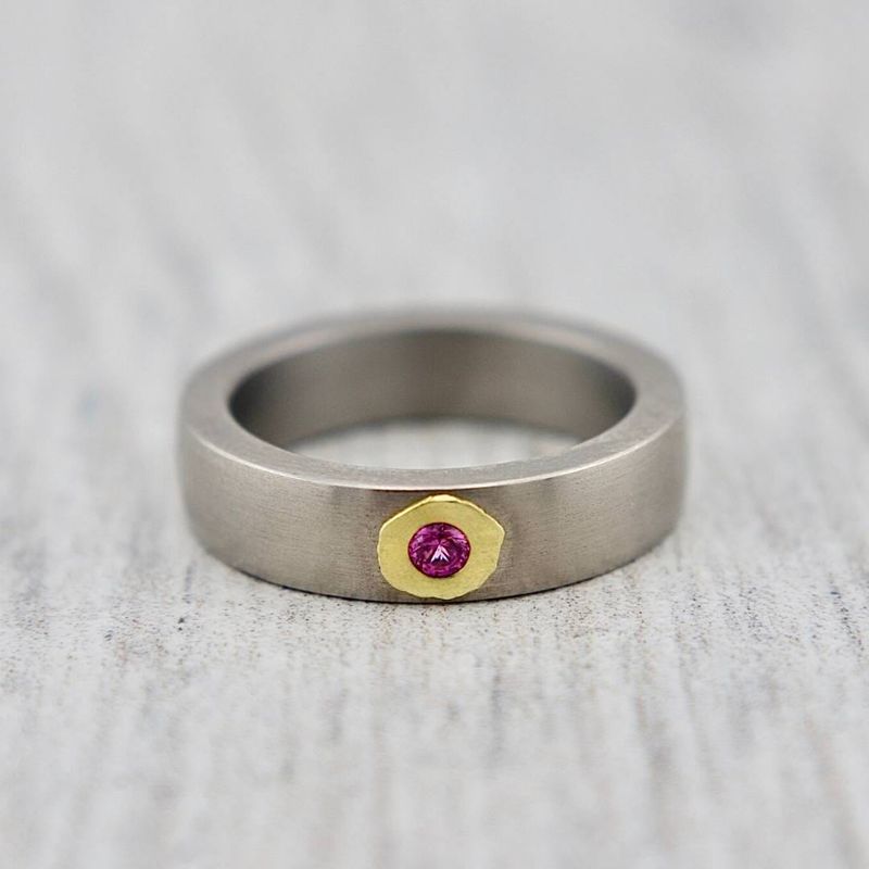 Bague en or vert 18K, titane et saphir