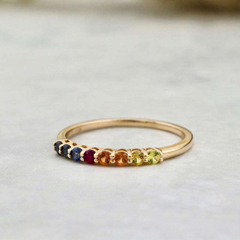 Bague semi-éternité en or 14K, saphirs et rubis