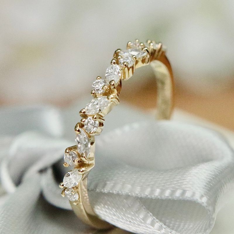 Bague semi-éternité Marquise en or 10K et moissanites