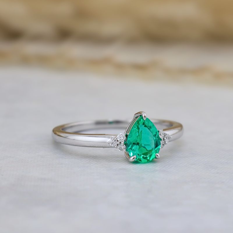 Bague Cluster diamants et émeraude poire