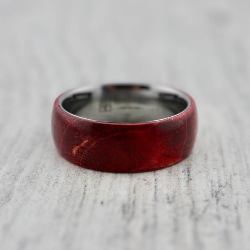 Bague en tungstène et bois d'érable infusé rouge