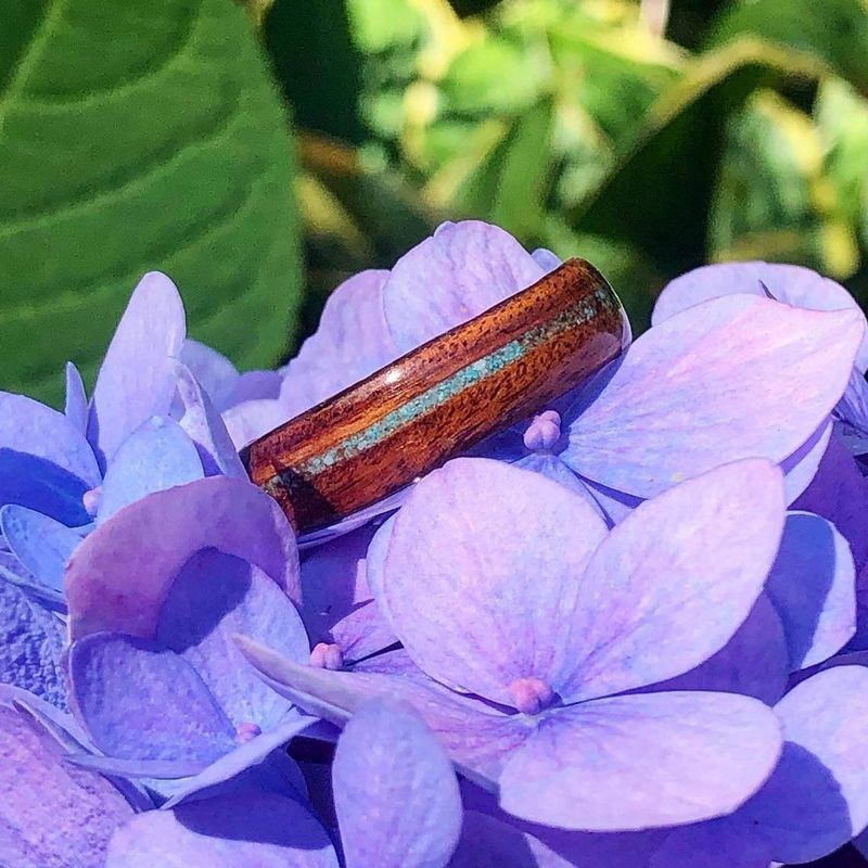 Bague en bois et turquoise personnalisée