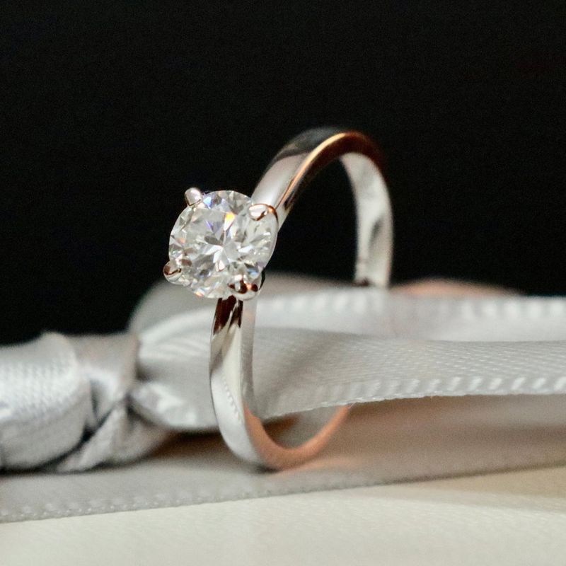 Bague solitaire Classique en or 10K et moissanite 0,5 ct