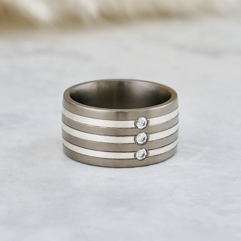 Bague en argent, titane et diamants