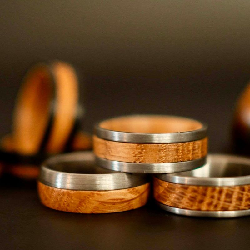 Bague en tungstène et bois de whisky
