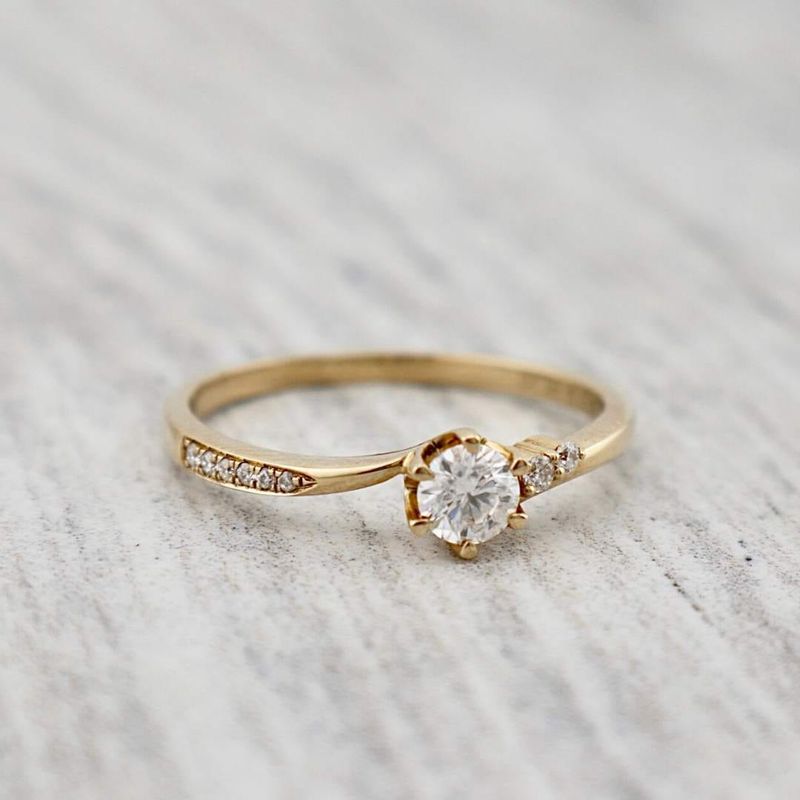 Bague solitaire en or 10K et moissanites