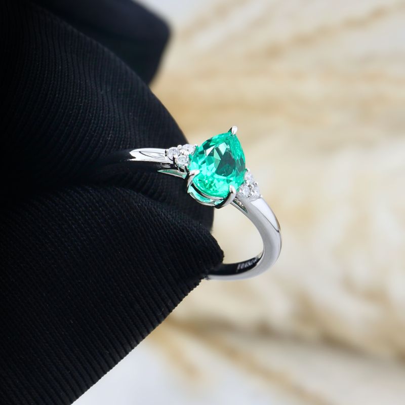 Bague Cluster diamants et émeraude poire