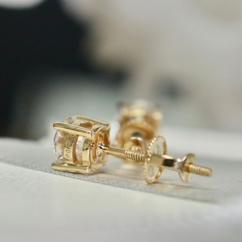 Boucles d'oreilles Classiques en or jaune ou blanc 10K et moissanites