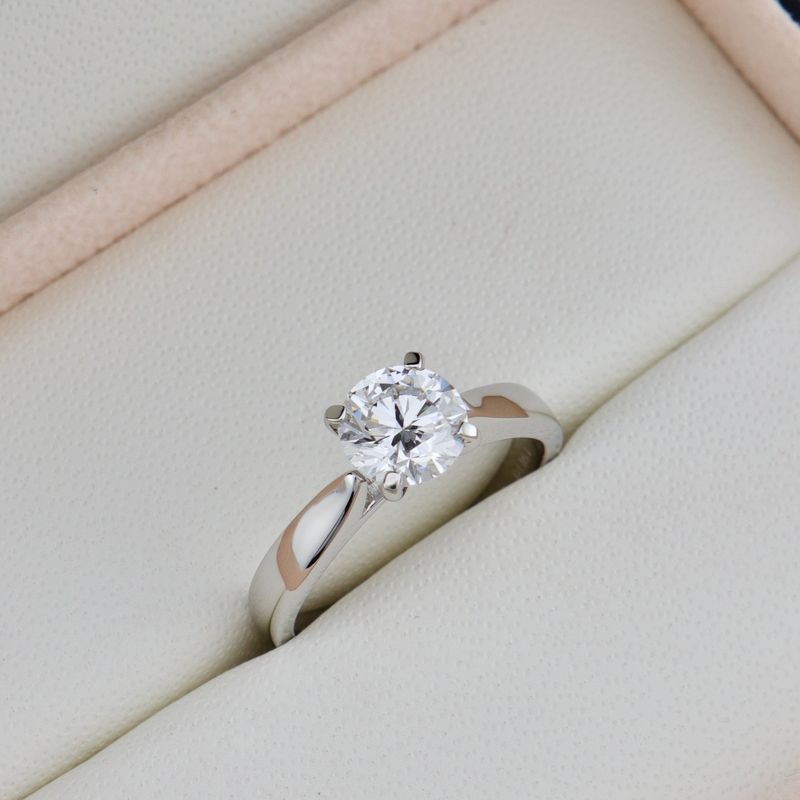 Bague solitaire Classique en or 14K - 18K et moissanite 0,5 ct