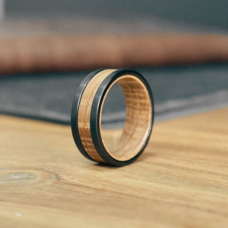 Bague en tungstène et bois de whisky