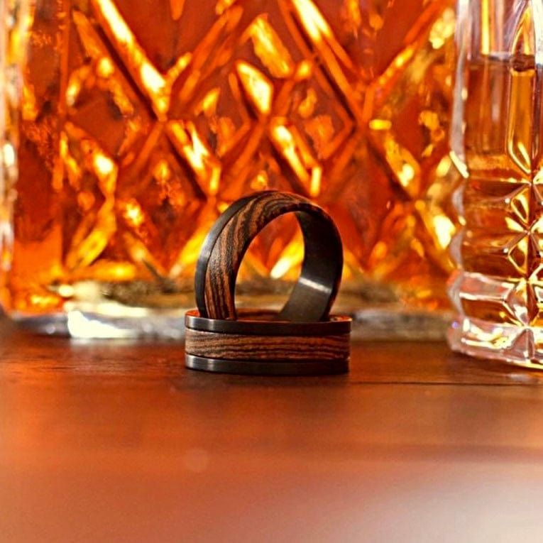 Bague en tungstène et bois de whisky + ébène