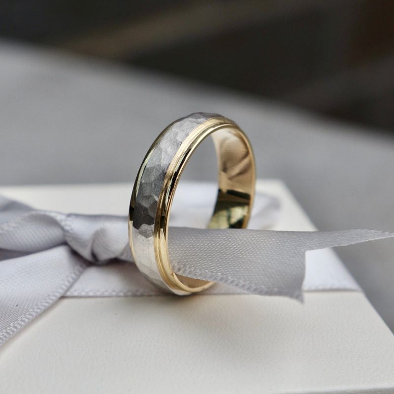 Bague martelée en or 10K