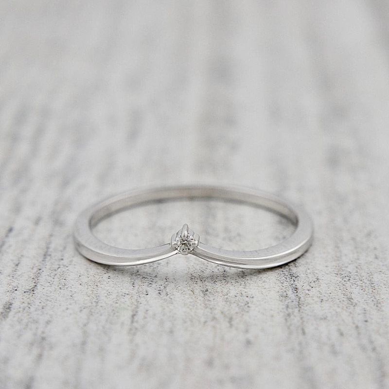 Bague V en or 10K et moissanite