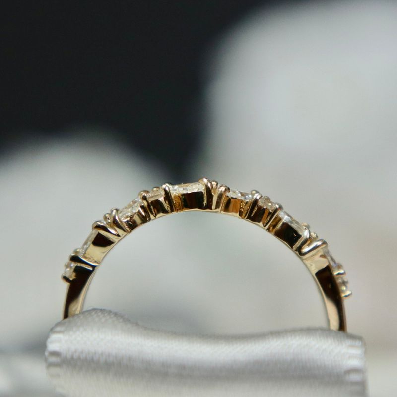 Bague semi-éternité Marquise en or 10K et moissanites