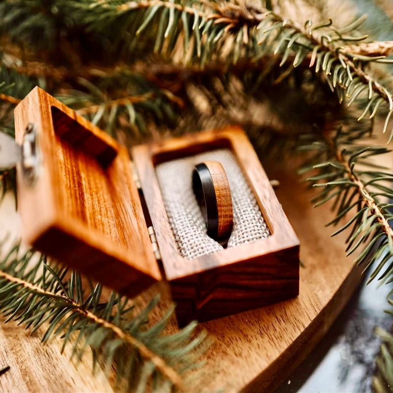 Bague en tungstène et bois de whisky