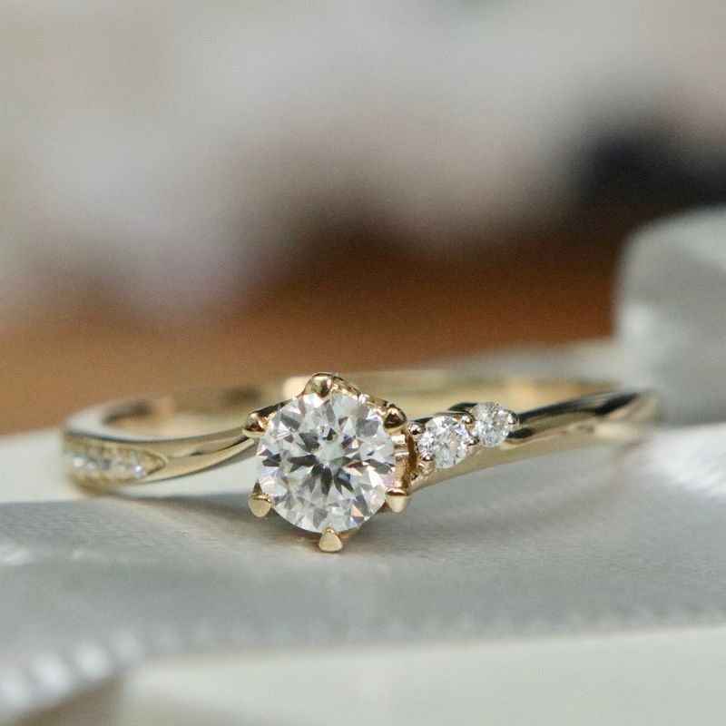 Bague solitaire en or 10K et moissanites