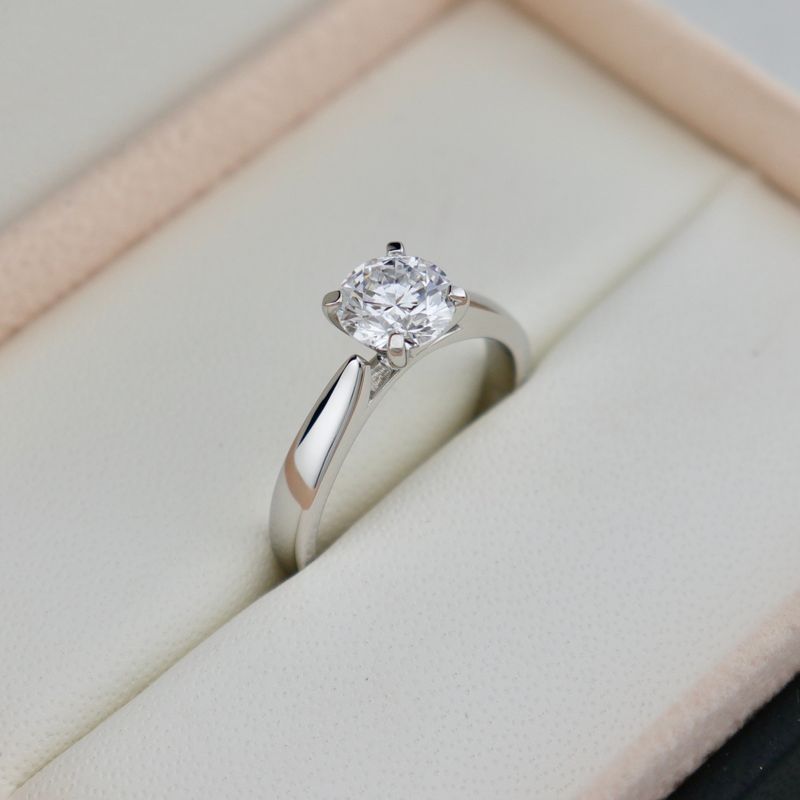 Bague solitaire Classique en platine et diamant 1,05 ct