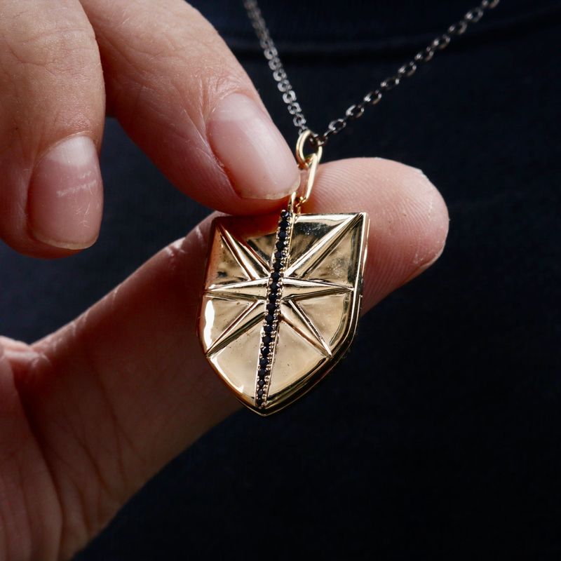 Collier Bouclier porte-photo en or 14K, argent sterling et saphirs