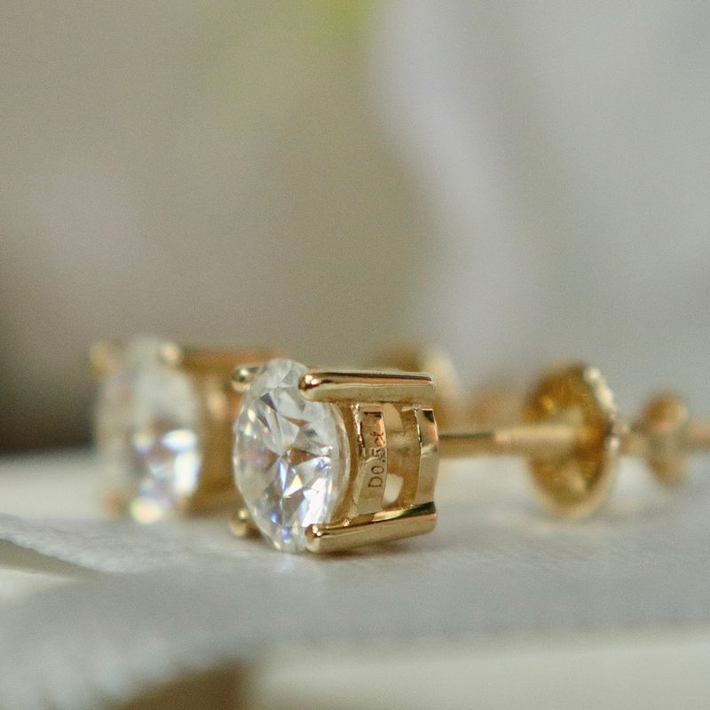 Boucles d'oreilles Classiques en or jaune ou blanc 10K et moissanites