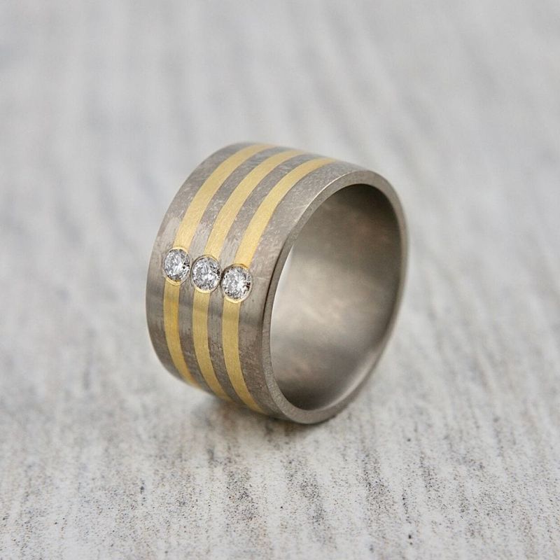 Bague en or vert 20K, titane et diamants