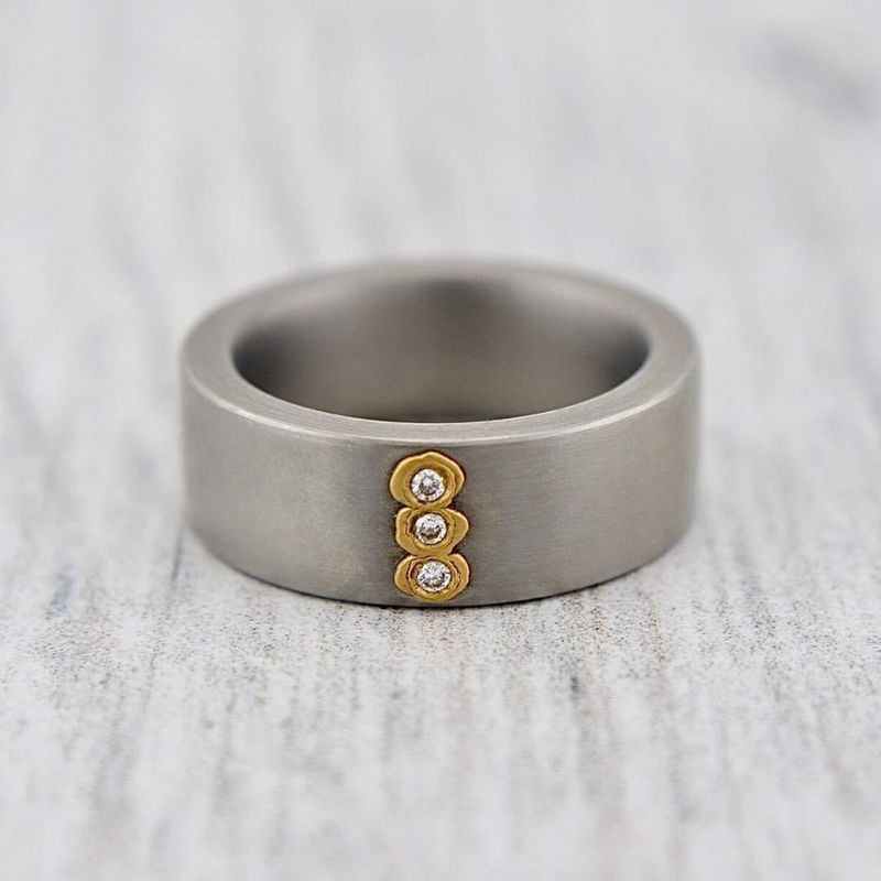 Bague en or 24K, titane et diamants