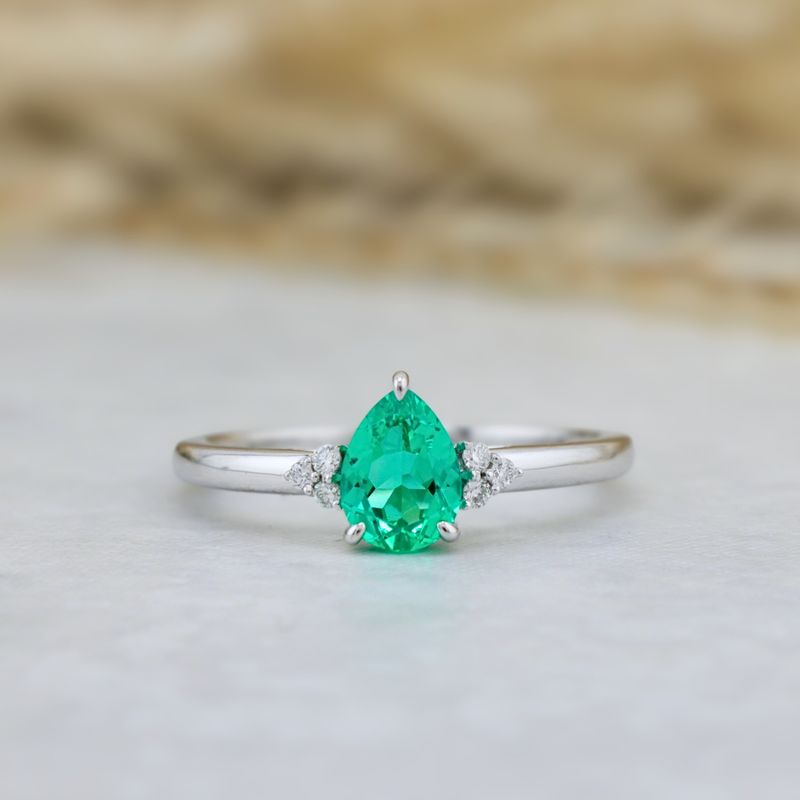 Bague Cluster diamants et émeraude poire