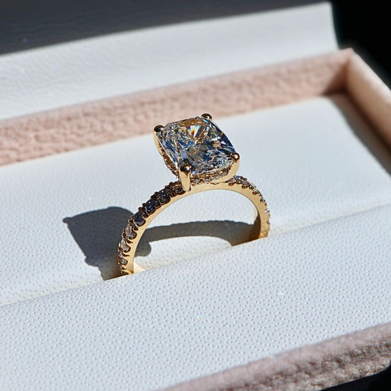 Bague solitaire Halo ct en or 14K - 18K ou platine et diamant cushion 2.5 ct