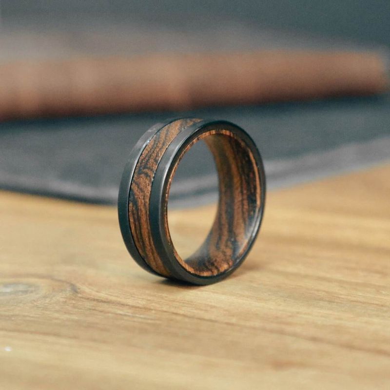 Bague en tungstène et bois de whisky + ébène