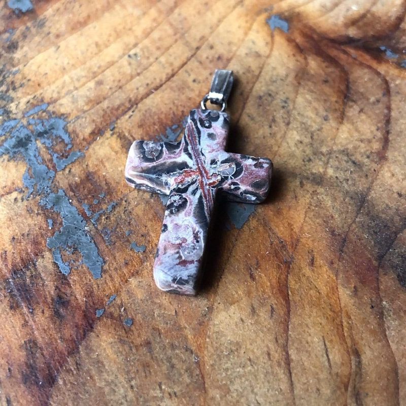 Pendentif croix en pierre et argent