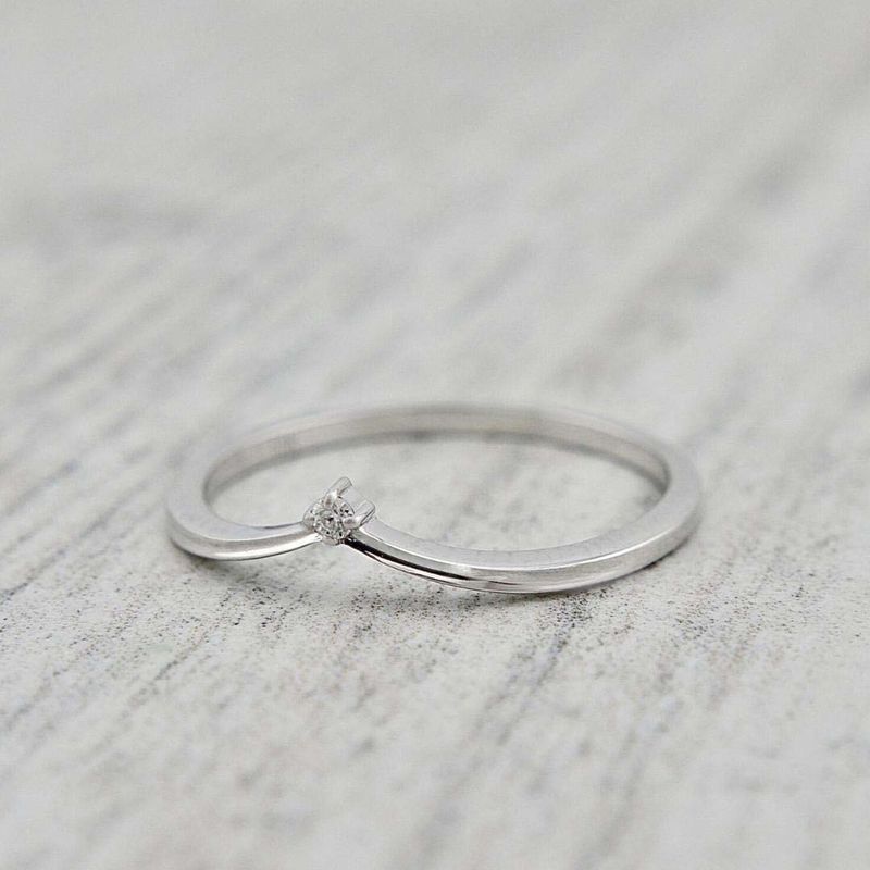 Bague V en or 10K et moissanite
