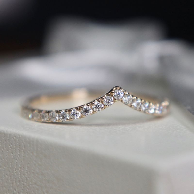 Bague V en or 10K et moissanites