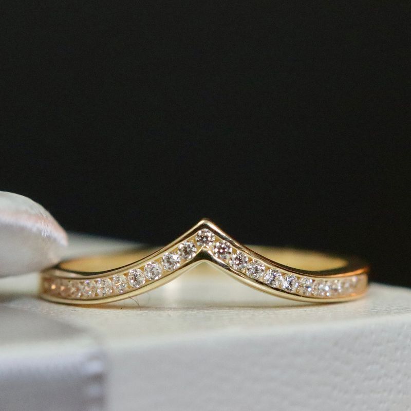 Bague Classique V en or 10K