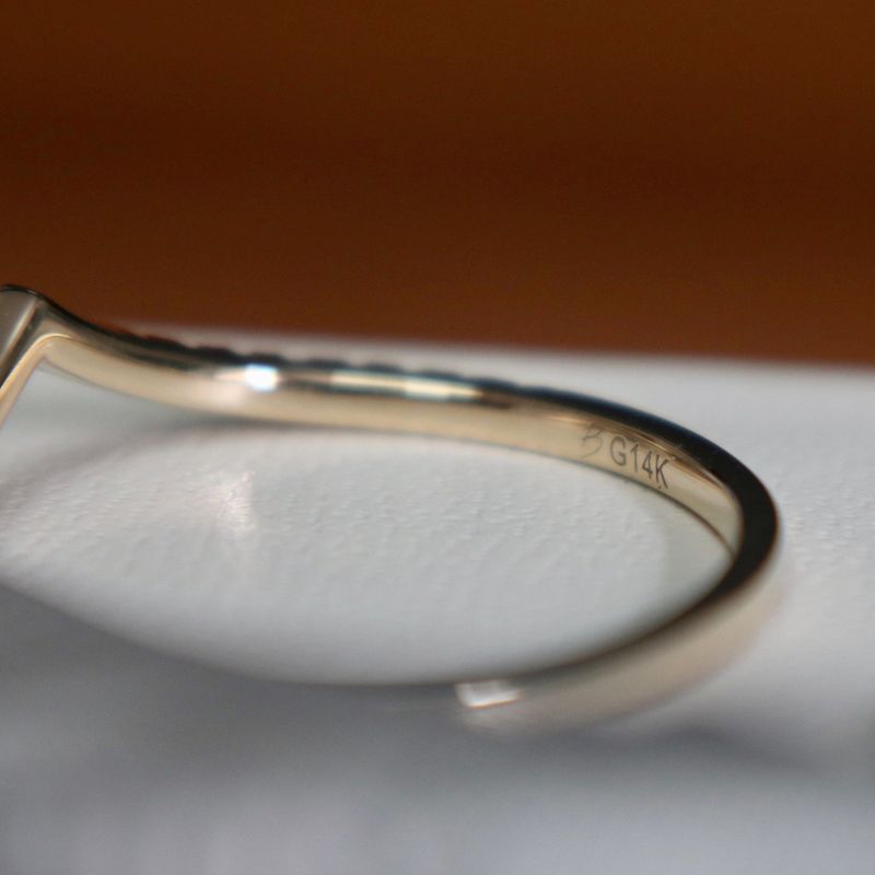 Bague V en or 10K et moissanites
