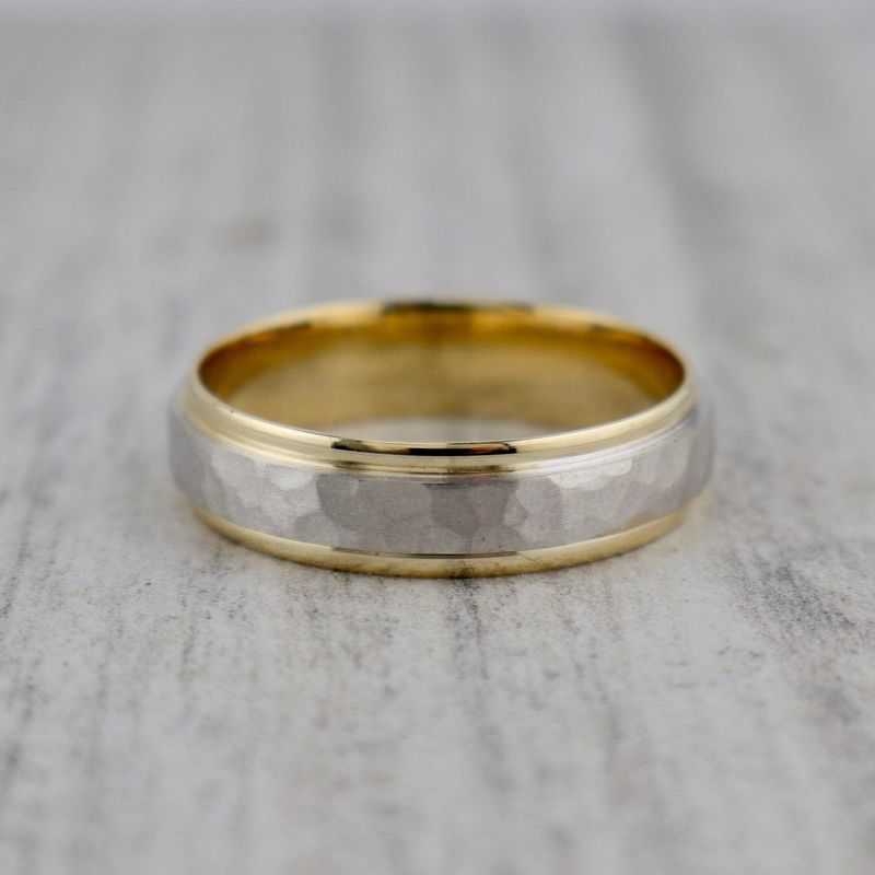 Bague martelée en or 10K