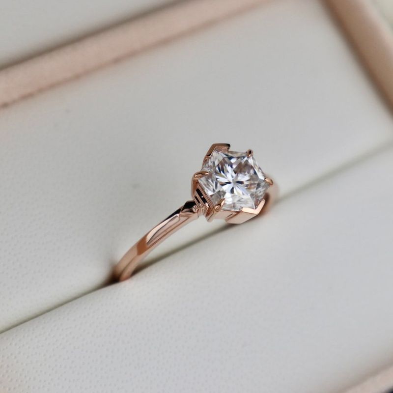 Bague solitaire Hexagone en or 14K -18K et moissanite