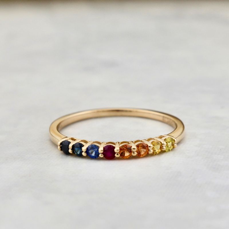 Bague semi-éternité en or 14K, saphirs et rubis